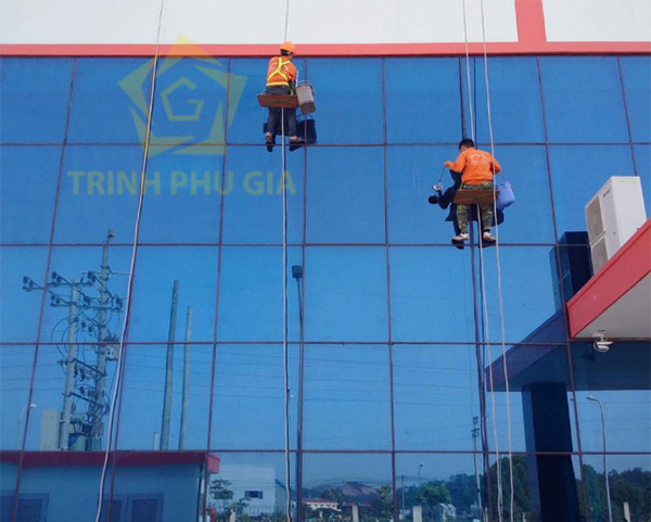 Công nhân Trịnh Phú Gia vệ sinh kính tòa nhà