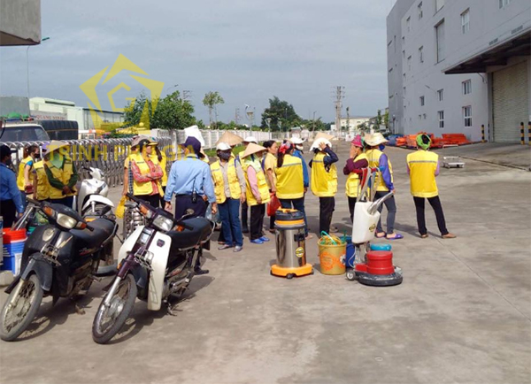 Đội ngũ nhân viên vệ sinh công nghiệp Trịnh Phú Gia