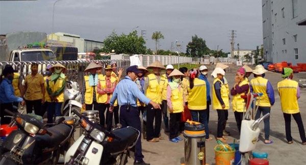 Nhân viên thực hiện vệ sinh Trịnh Phú Gia
